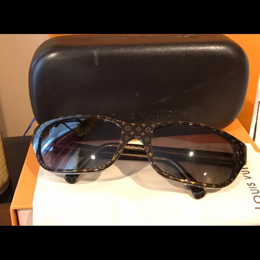 ๐ Sold ๐ Authentic Sunglasses - Picture 2 of 8